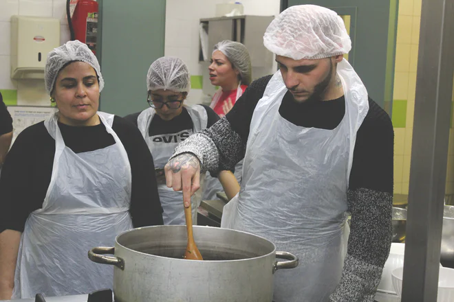Giovani che imparano a cucinare